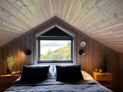 Postel nebo postele na pokoji v ubytování Superior Cabin Ballstad Lofoten