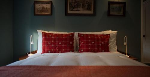 a bedroom with a bed with two red pillows at The CLOUD Brockenhurst B&B in Brockenhurst