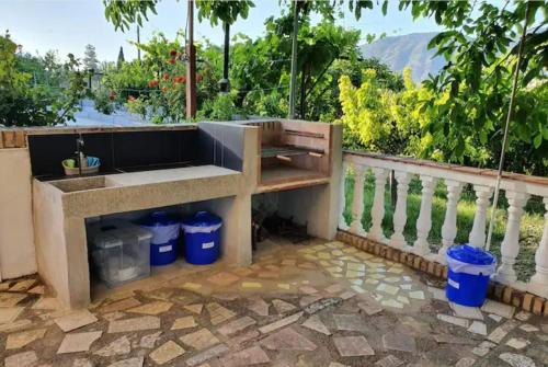 eine Küche mit einem Waschbecken auf einer Terrasse in der Unterkunft Casa rural en Padul entre Sierra Nevada y la Costa in Granada