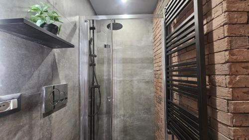 Koupelna v ubytování vatican street art