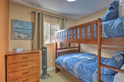 1 Schlafzimmer mit 2 Etagenbetten und einer Kommode in der Unterkunft Lake Loon Hillside Cottage with Private Deck! in Loon Lake