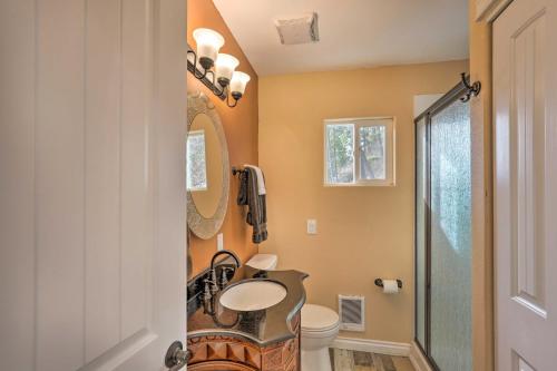 ein Badezimmer mit Waschbecken und Spiegel in der Unterkunft Lake Loon Hillside Cottage with Private Deck! in Loon Lake