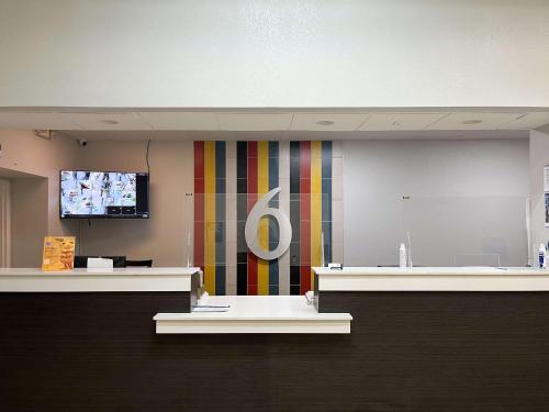 Телевизор и/или развлекательный центр в Motel 6-Opelousas, LA