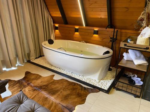 Koupelna v ubytování Chalé Miraflores em São Martinho com vista para as montanhas