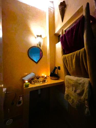 Ein Bett oder Betten in einem Zimmer der Unterkunft Riad dar Assou