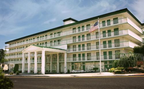 a building with an american flag in front of it at 1863 Inn of Gettysburg in Gettysburg