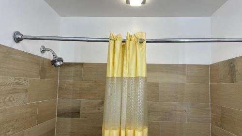 アルトゥーナにあるRelax Inn Altoonaのバスルーム(黄色のシャワーカーテン付きのシャワー付)が備わります。