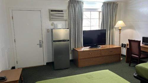 Relax Inn Altoonaにあるテレビまたはエンターテインメントセンター