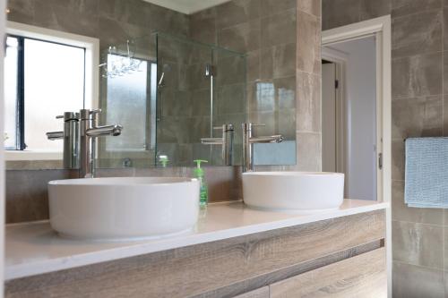 Ένα μπάνιο στο StayAU 6BR Deluxe Lakeview House Point Cook