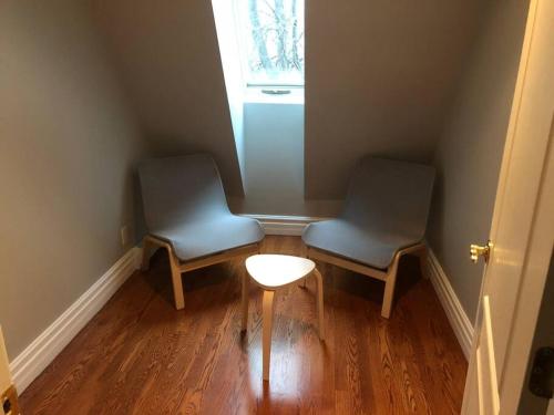 Ruang duduk di Spacious Lakefront Champlain lake with SPA
