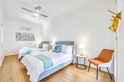 Ένα ή περισσότερα κρεβάτια σε δωμάτιο στο StayAU 6BR Deluxe Lakeview House Point Cook