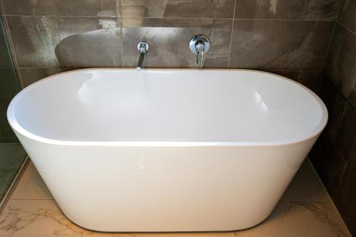 Ένα μπάνιο στο StayAU 6BR Deluxe Lakeview House Point Cook