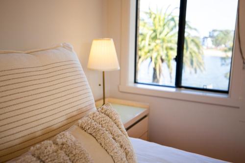 Ένα ή περισσότερα κρεβάτια σε δωμάτιο στο StayAU 6BR Deluxe Lakeview House Point Cook