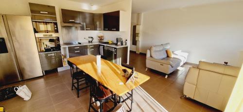 Kuchyň nebo kuchyňský kout v ubytování Magnifique appartement