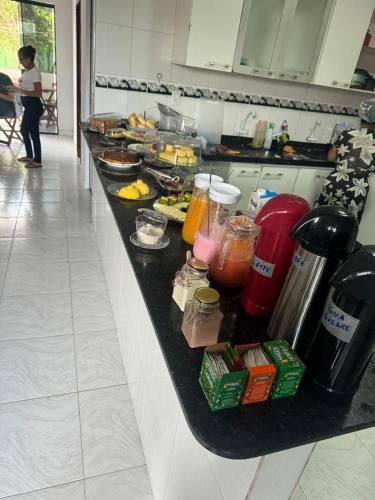 Eine Küchentheke mit einem Haufen Essen drauf. in der Unterkunft Sol lar hotel flats in Paragominas