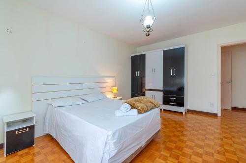 Voodi või voodid majutusasutuse Amplo e Central Apartamento 3 Quartos toas