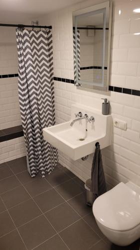 a bathroom with a sink and a toilet at Ruffinis Souterrain in Gräfelfing