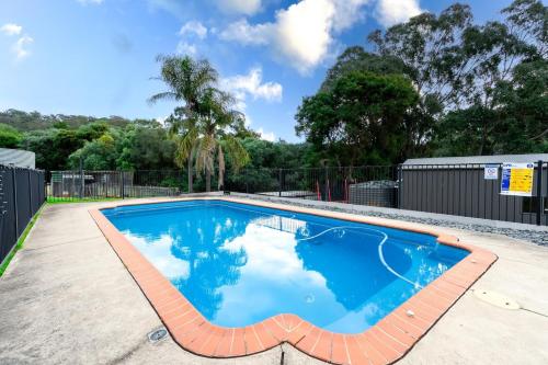 Piscina de la sau aproape de Exclusive Manor Retreat Farm Stay Pool 5BD