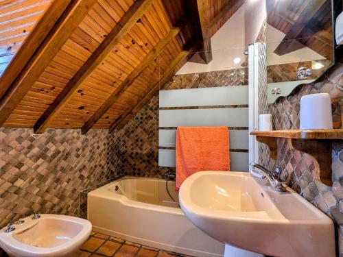 une salle de bain avec un lavabo, des toilettes et une baignoire dans l'établissement Gîte chaleureux au cœur du Berry, proche Château de Valençay et Zoo de Beauval, jardin clos et calme - FR-1-591-33, à Gehée