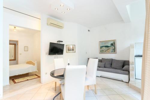 Apartments by the sea Trogir - 21995