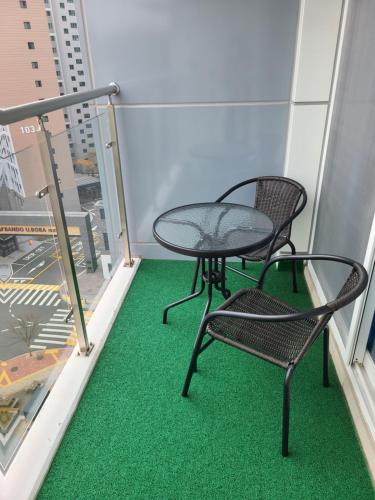 仁川にあるCentral City 6の緑のカーペットが敷かれたバルコニー(テーブル、椅子2脚付)