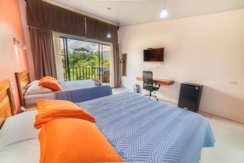Postel nebo postele na pokoji v ubytování Hotel Secreto La Fortuna