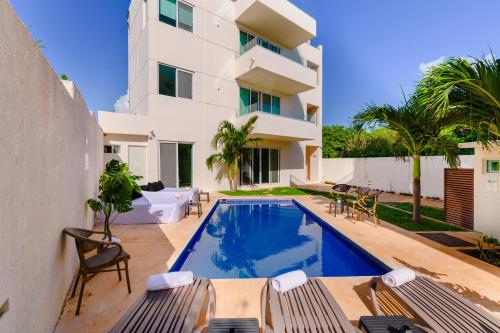 Бассейн в Azulea Isla Mujeres Hotel или поблизости