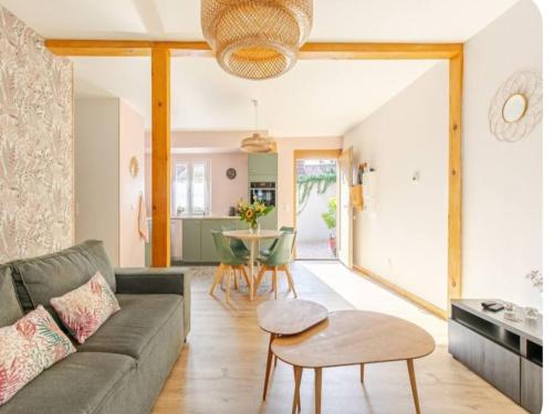 un salon avec un canapé et une table dans l'établissement Stunning Apartment in heart of Dambach La Ville, à Dambach-la-Ville