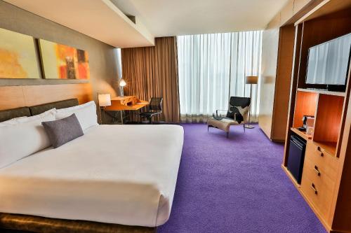 Una cama o camas en una habitación de Camino Real Santa Fe
