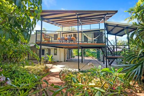 Taman di luar Treehouse in the Tropics - A Lush Poolside Lifestyle