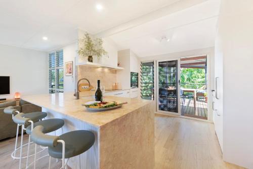 Dapur atau dapur kecil di Treehouse in the Tropics - A Lush Poolside Lifestyle