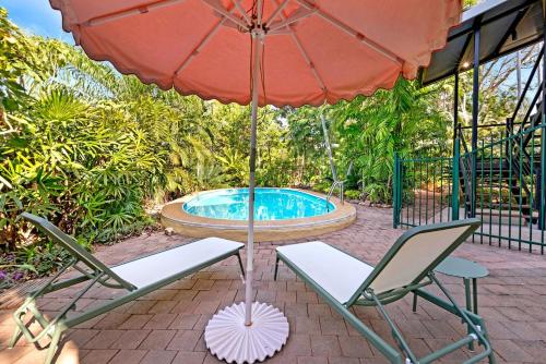 Kolam renang di atau dekat dengan Treehouse in the Tropics - A Lush Poolside Lifestyle