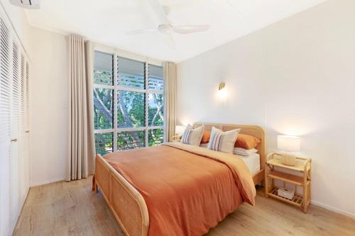 Katil atau katil-katil dalam bilik di Treehouse in the Tropics - A Lush Poolside Lifestyle