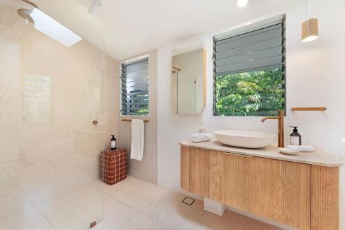 Bilik mandi di Treehouse in the Tropics - A Lush Poolside Lifestyle