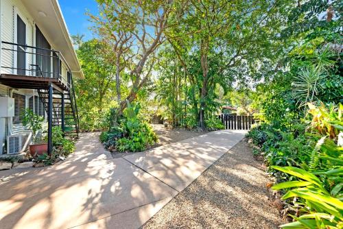 Taman di luar Treehouse in the Tropics - A Lush Poolside Lifestyle