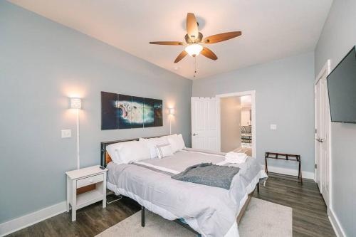 a bedroom with a bed with a ceiling fan at Parking Comfortable Suite in Pittsburgh