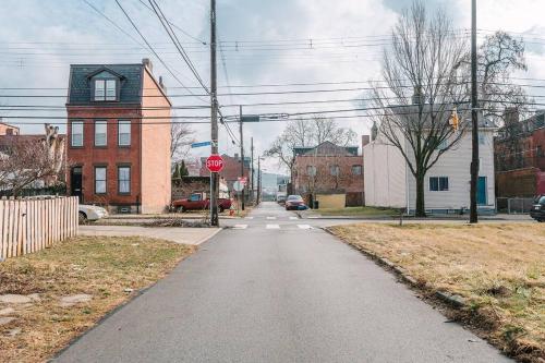 an empty street with a stop sign at an intersection at Parking Comfortable Suite in Pittsburgh