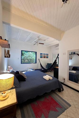 a bedroom with a bed and a desk and a tv at Casa na Serra para 14 Pessoas com Piscina e Churrasqueira - Da Francesa in Bom Jardim