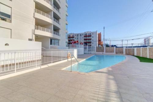 una piscina sul lato di un edificio di Departamento con 3 habitaciones para 4 personas playa la Herradura a Coquimbo