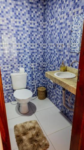 a bathroom with a toilet and a sink at Chalé Vista Mar Tatajuba in Tatajuba
