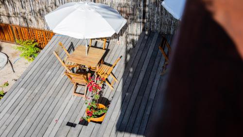 an overhead view of a patio with an umbrella and chairs at Chalé Vista Mar Tatajuba in Tatajuba