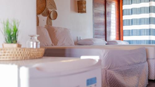 a bedroom with a bed and a window at Chalé Vista Mar Tatajuba in Tatajuba