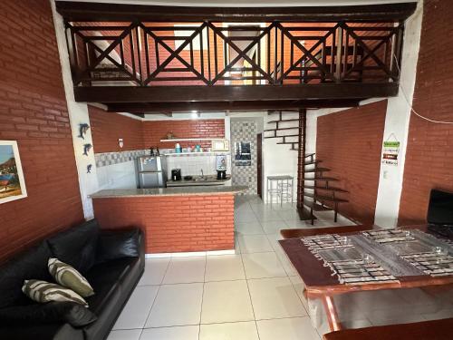 Kuchyň nebo kuchyňský kout v ubytování Casa Duplex com 2 suítes com ar condicionado ,100m da Praia - Barra de São Miguel, a 8 minutos da praia do gunga e a 3 da praia bonita! Condomínio com piscina e churrasqueira!