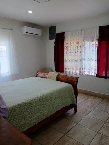 Postel nebo postele na pokoji v ubytování Hostal Carol