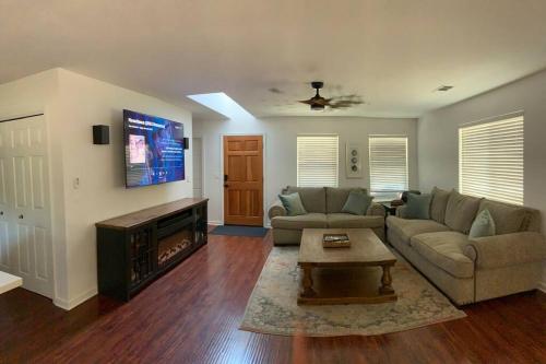 TV a/nebo společenská místnost v ubytování Walnut Grove 2BD 1Bath