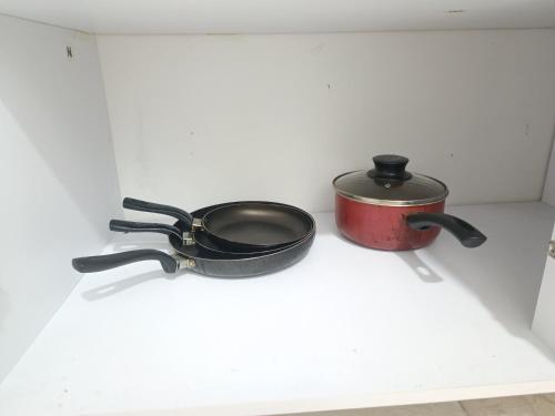 a pot and a pan sitting on top of a stove at San Luis Apartamento 302 Cúcuta in Cúcuta