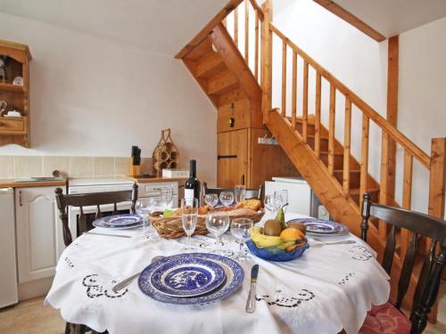 une table de salle à manger avec un bol de fruits dessus dans l'établissement Maison de campagne avec spa, proche de vergers et cité médiévale, animaux acceptés, recharge électrique - FR-1-497-101, à LʼÉpinay-le-Comte