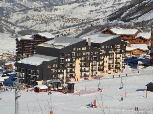 a large building on a ski slope in the snow at Studio cabine 4 pers, balcon, proximité télécabine, Preyerand - FR-1-452-320 in Les Menuires