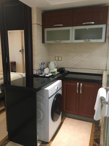 Kuchyň nebo kuchyňský kout v ubytování Pullman International Apartment Guangzhou Gangding Subway Station Taikoo Hui Branch