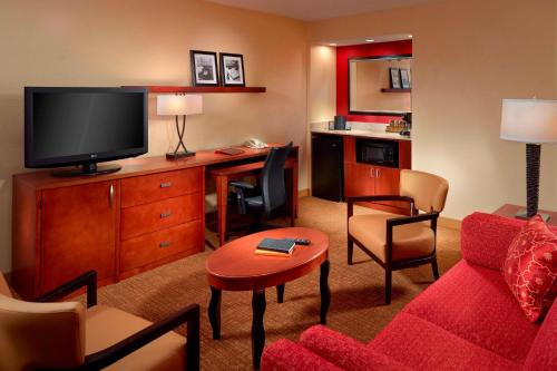 Una televisión o centro de entretenimiento en Courtyard by Marriott Columbus